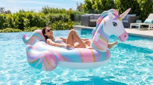 Bien choisir et entretenir sa bouée licorne piscine en 2026