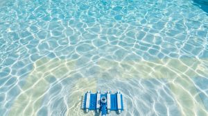 Comment éliminer la poussiere fond piscine efficacement