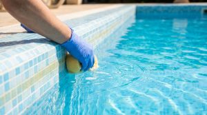 Comment nettoyer une ligne d'eau jaunie dans sa piscine ?