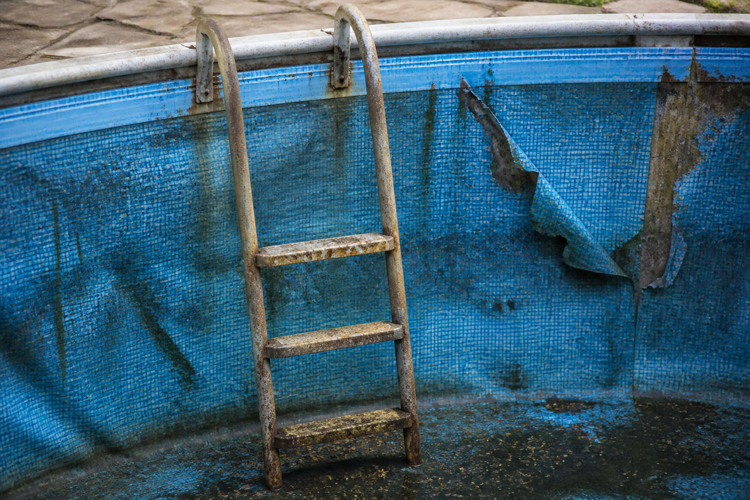 Risques et signes d'une eau trop acide pour le bassin