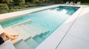 Escalier piscine : comment bien choisir et installer son modèle