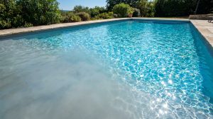 Floculant piscine : comment retrouver une eau cristalline