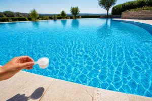 Bicarbonate piscine : dosage précis pour une eau limpide