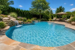 Piscine au sel : eau naturelle et entretien simplifié