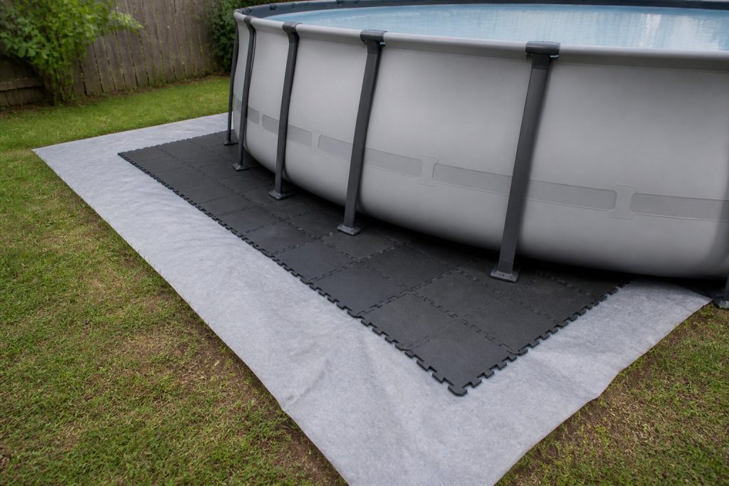 Pose d'une protection de sol avant installation d'une piscine hors sol