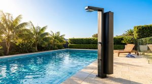 Installer une douche solaire piscine : choix et conseils