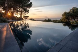 Piscine miroir : fonctionnement d'un bassin d'exception