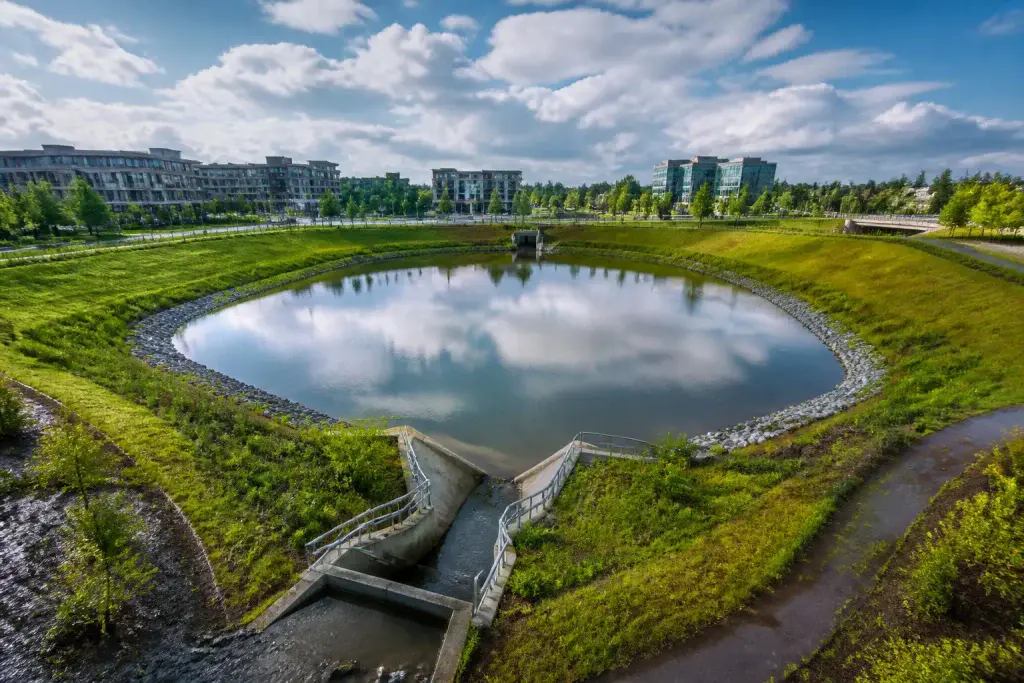 Bassin dorage moderne en milieu urbain