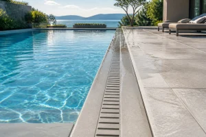 Caniveau piscine : le choix essentiel pour votre évacuation