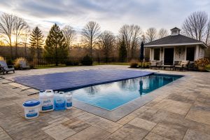Produit hivernage piscine : protégez votre bassin cet hiver