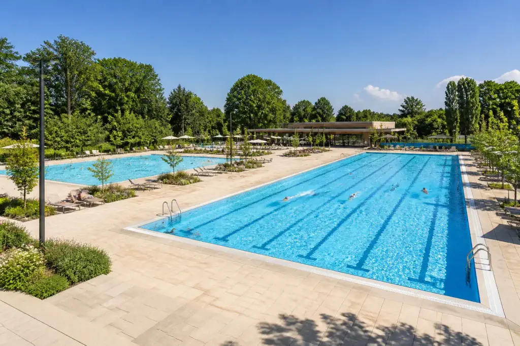 Complexe de piscines modernes sous le soleil dete
