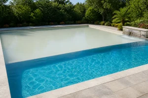 Eau laiteuse piscine : causes et solutions claires