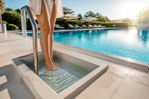 Le pédiluve : ton allié pour une eau de piscine impeccable