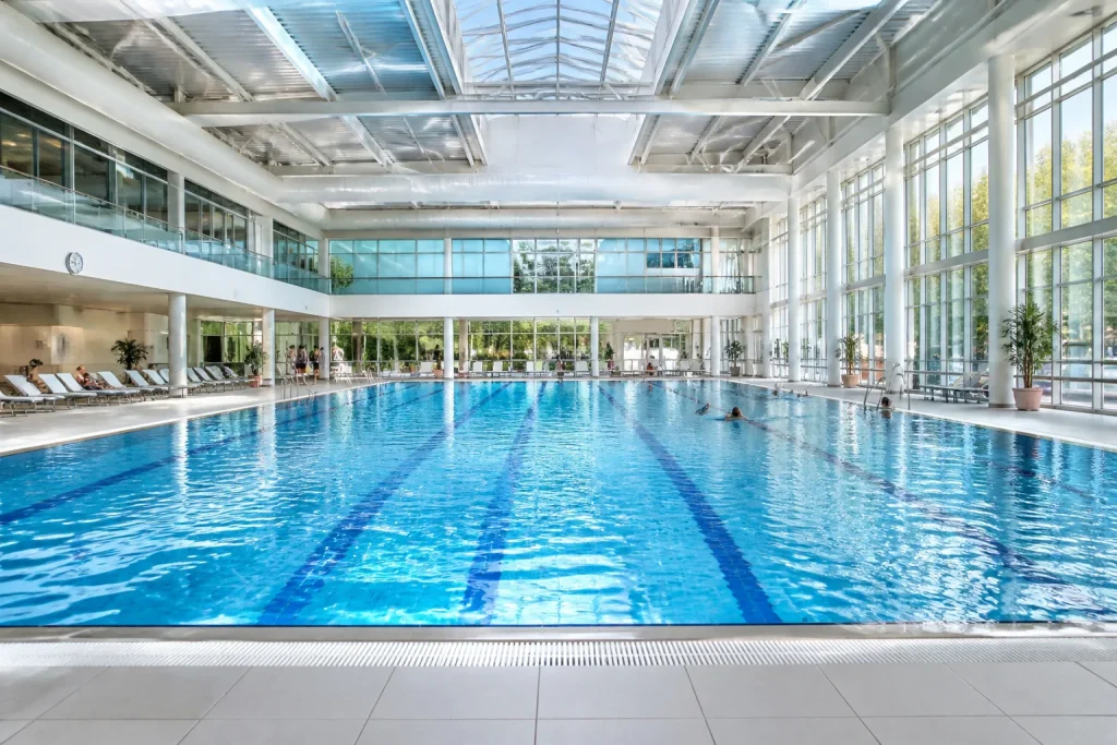 Piscine interieure moderne et lumineuse