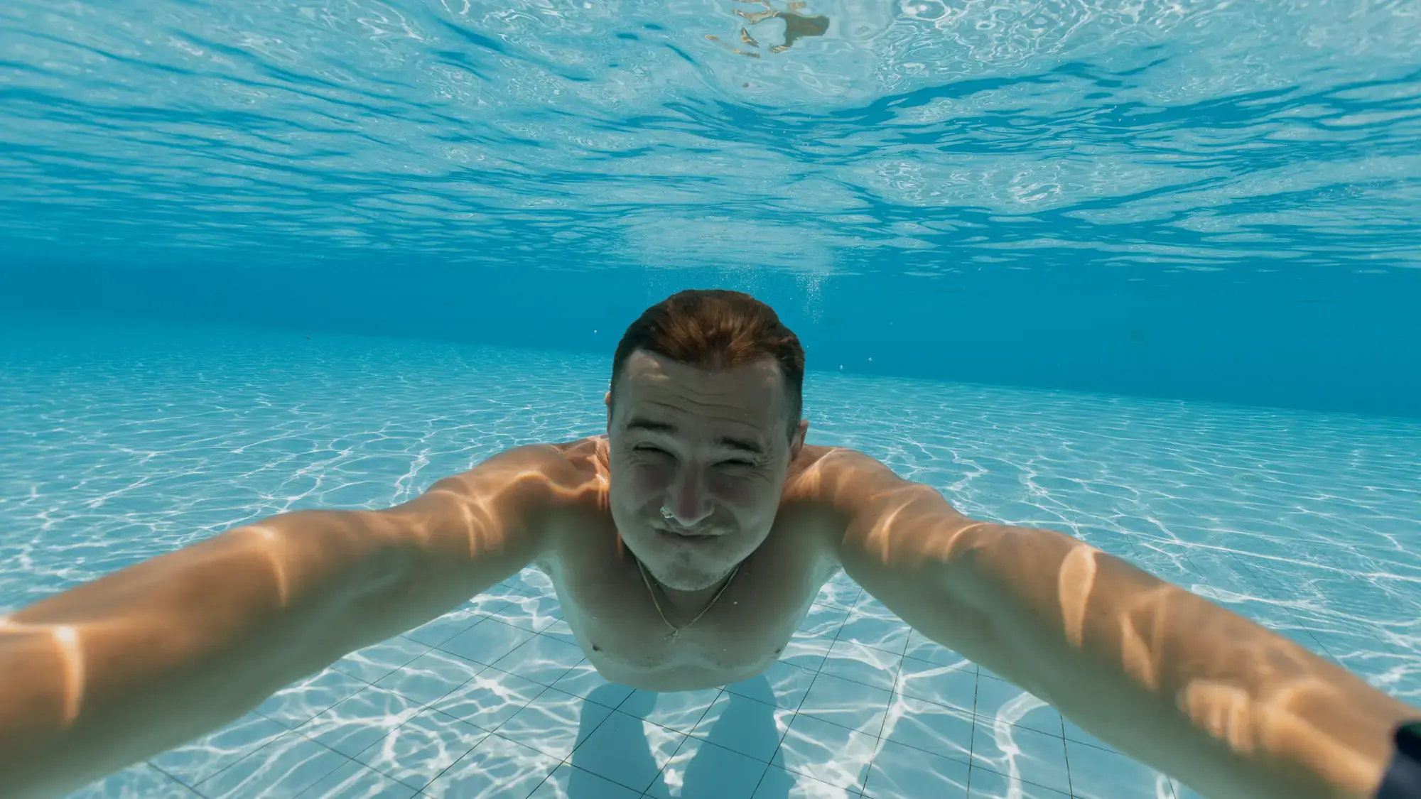 Piscine éclairée à la tombée de la nuit