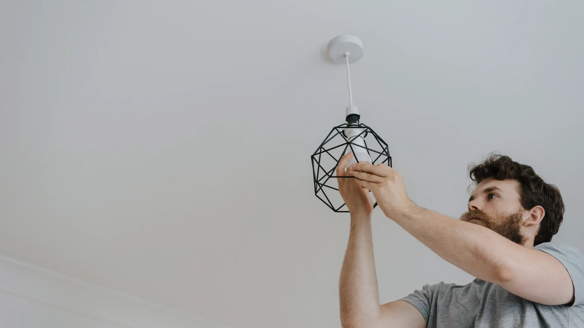 Ampoule LED tenue en main