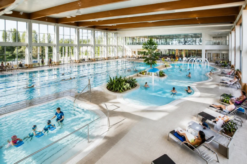 Centre aquatique moderne et lumineux